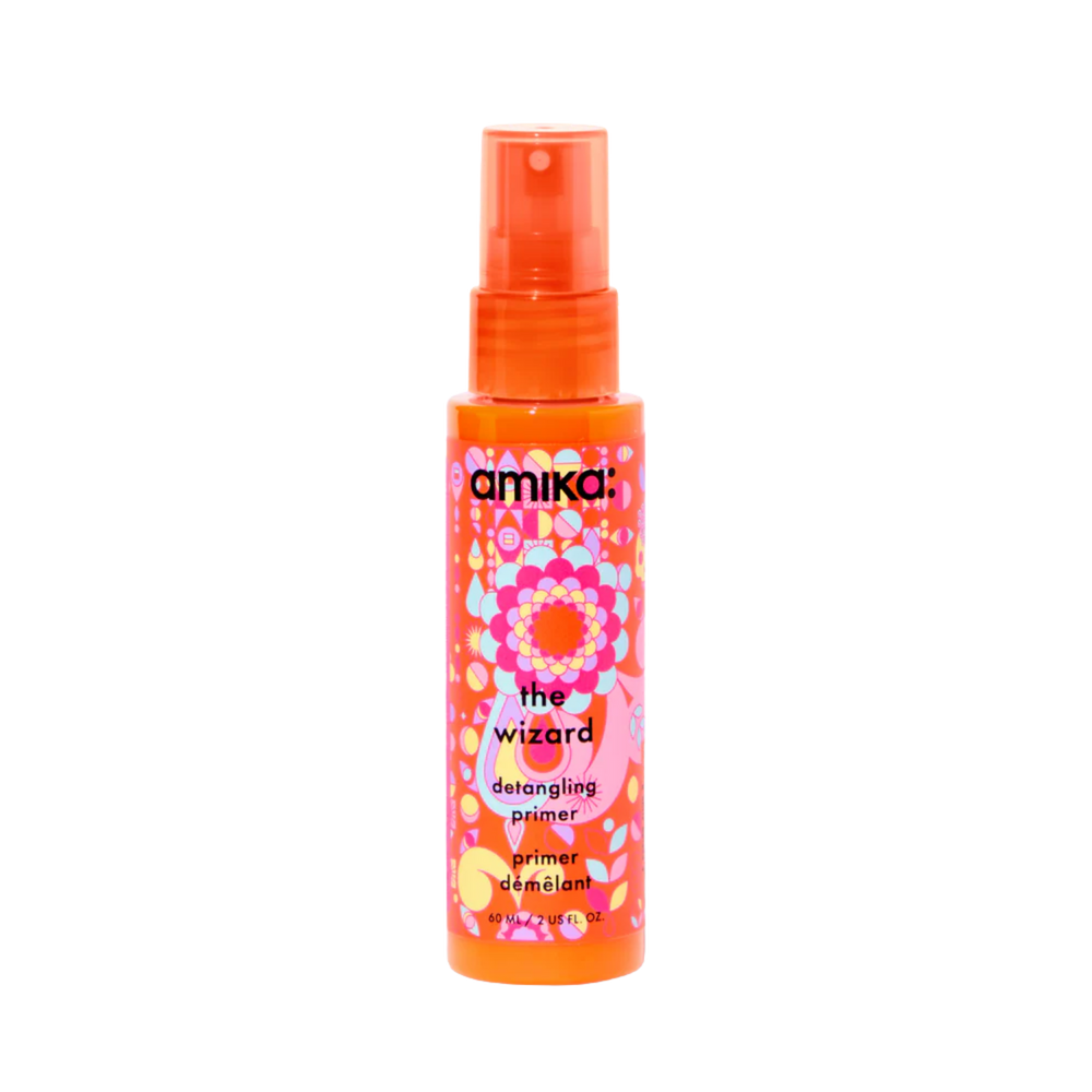 “Spray Amika The Wizard Detangling Primer 60 mL sur fond blanc – formule sans silicone, protections & démêlage”

