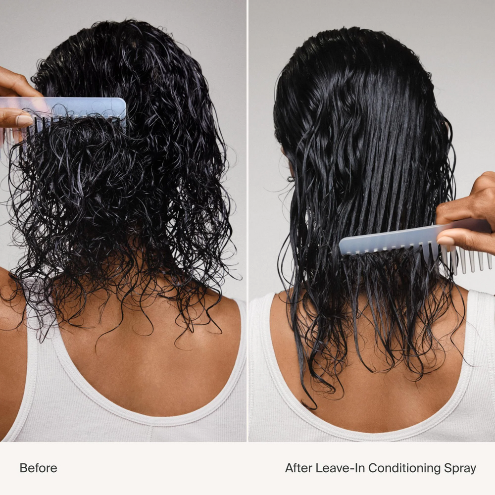 Flacon de spray sans rinçage Living Proof posé sur une surface claire, avec un fond neutre et des cheveux démêlés en arrière-plan

