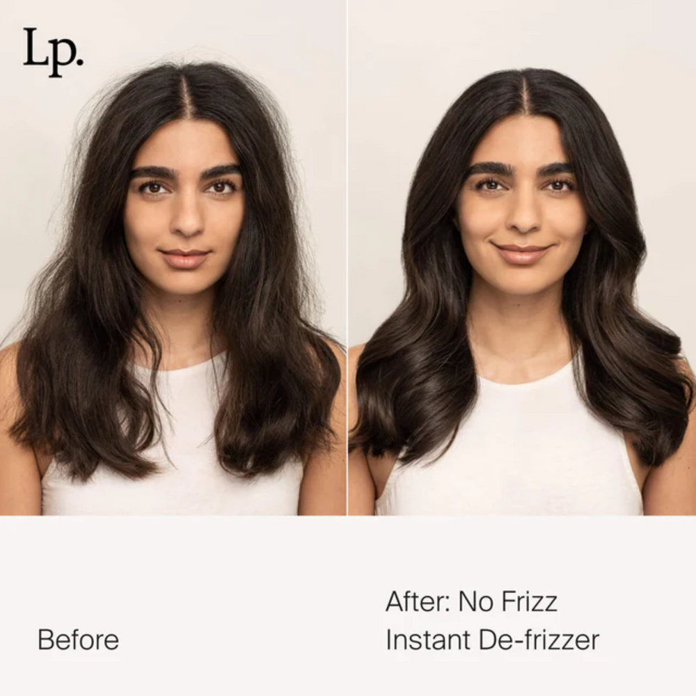 Flacon beige du spray No Frizz Instant De‑Frizzer posé sur une surface neutre, illustrant un soin express pour lisser les frisottis et raviver la brillance.


