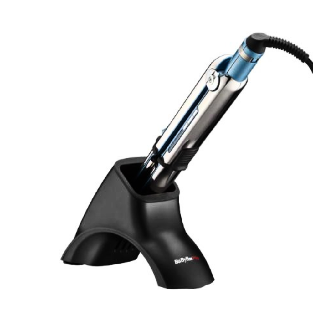 « Support universel BaBylissPRO monté sur mur, ventouses visibles, fer à lisser posé dessus »