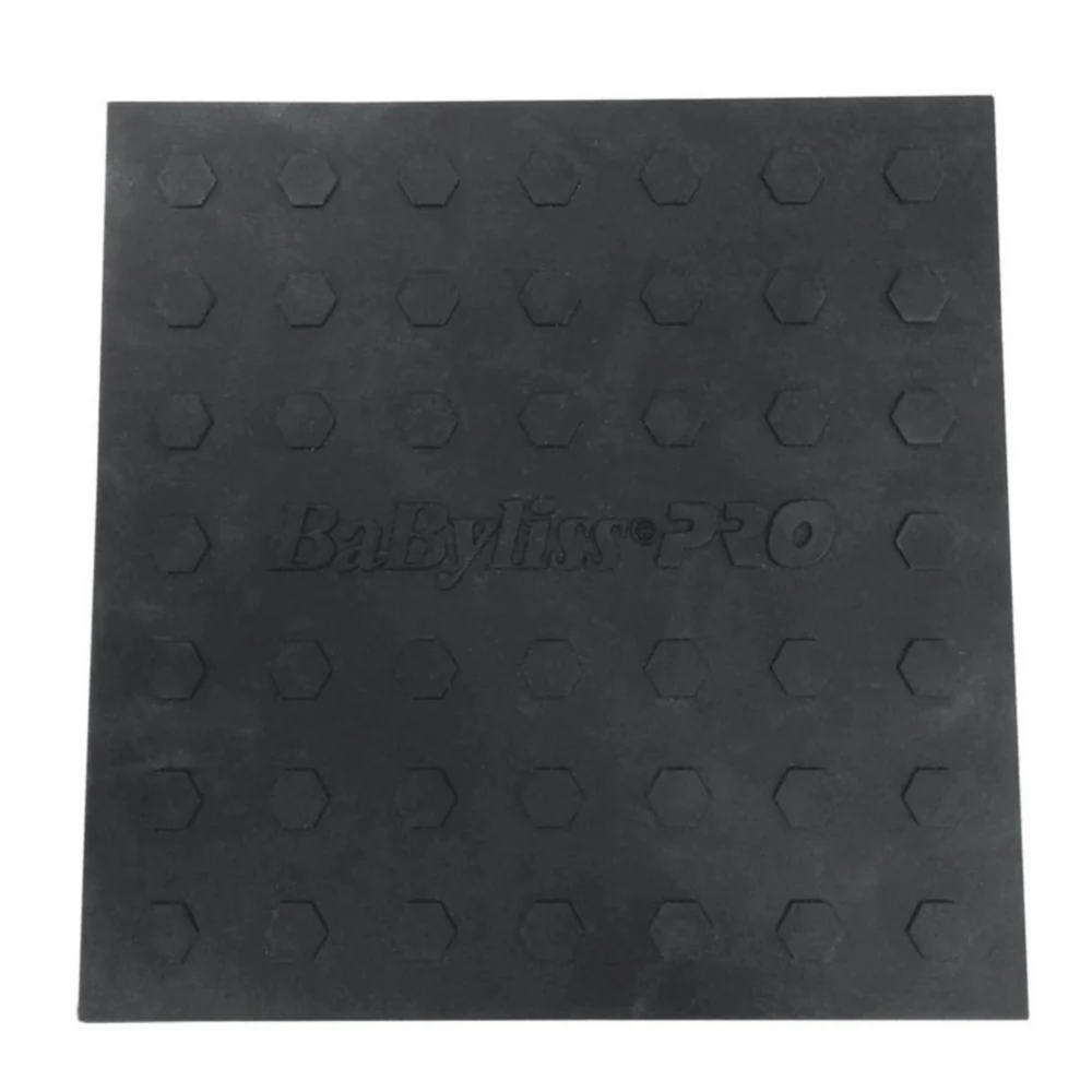 « Tapis en silicone protecteur antidérapant et résistant à la chaleur posé sur un plan de travail »