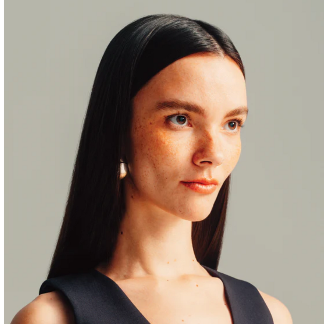 Flacon AG Care The Oil Argan Smoothing Oil sur fond blanc, cheveux lisses et brillants en arrière-plan