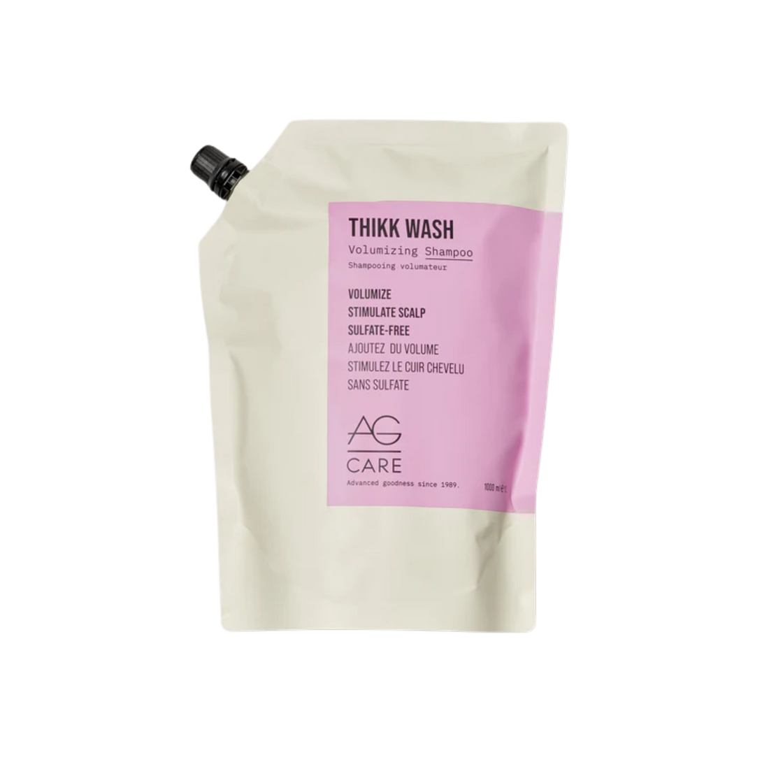Bouteille de Thikk Wash Volumizing Shampoo AG Care, packaging neutre, cheveux volumineux en arrière-plan