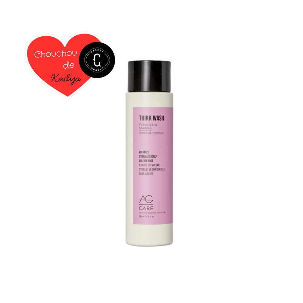 Bouteille de Thikk Wash Volumizing Shampoo AG Care, packaging neutre, cheveux volumineux en arrière-plan