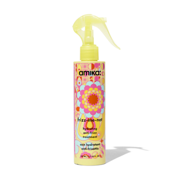 Flacon du soin amika Frizz Me Not pour cheveux hydratés et sans frisottis

