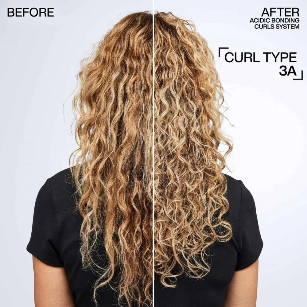 Flacon du traitement sans rinçage Acidic Bonding Curls Redken posé sur fond clair.