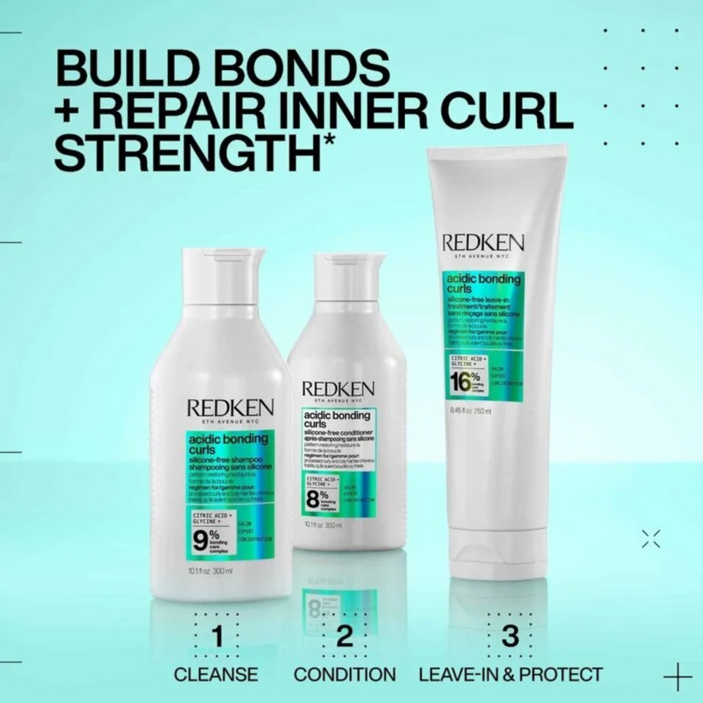 Flacon du traitement sans rinçage Acidic Bonding Curls Redken posé sur fond clair.