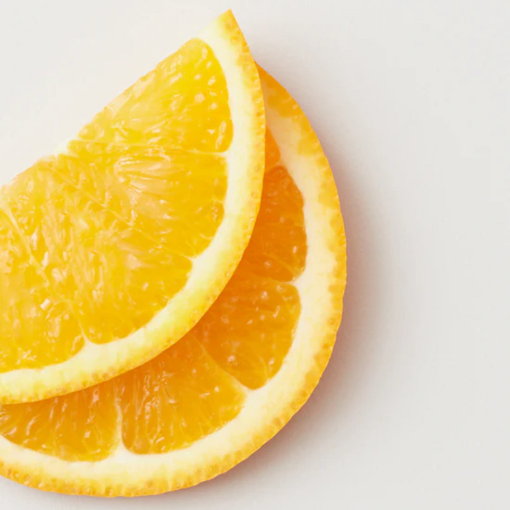 Flacon de AG Care Vita C Serum posé sur fond neutre, cheveux lisses et brillants en arrière-plan