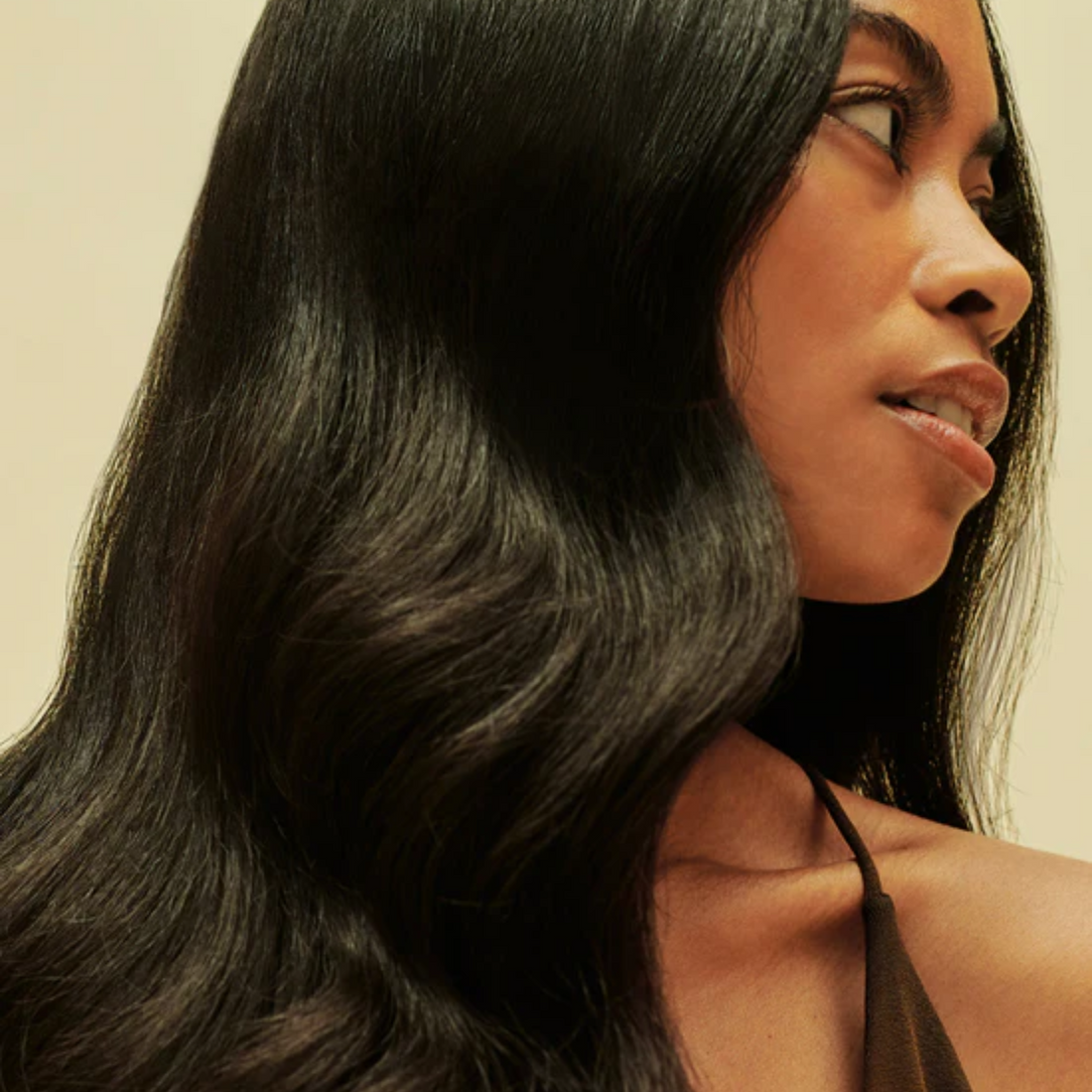 Masque vegan profond pour cheveux secs ou abîmés. Hydrate, reconstruit la fibre et rend les cheveux doux, lisses, souples et brillants durablement.