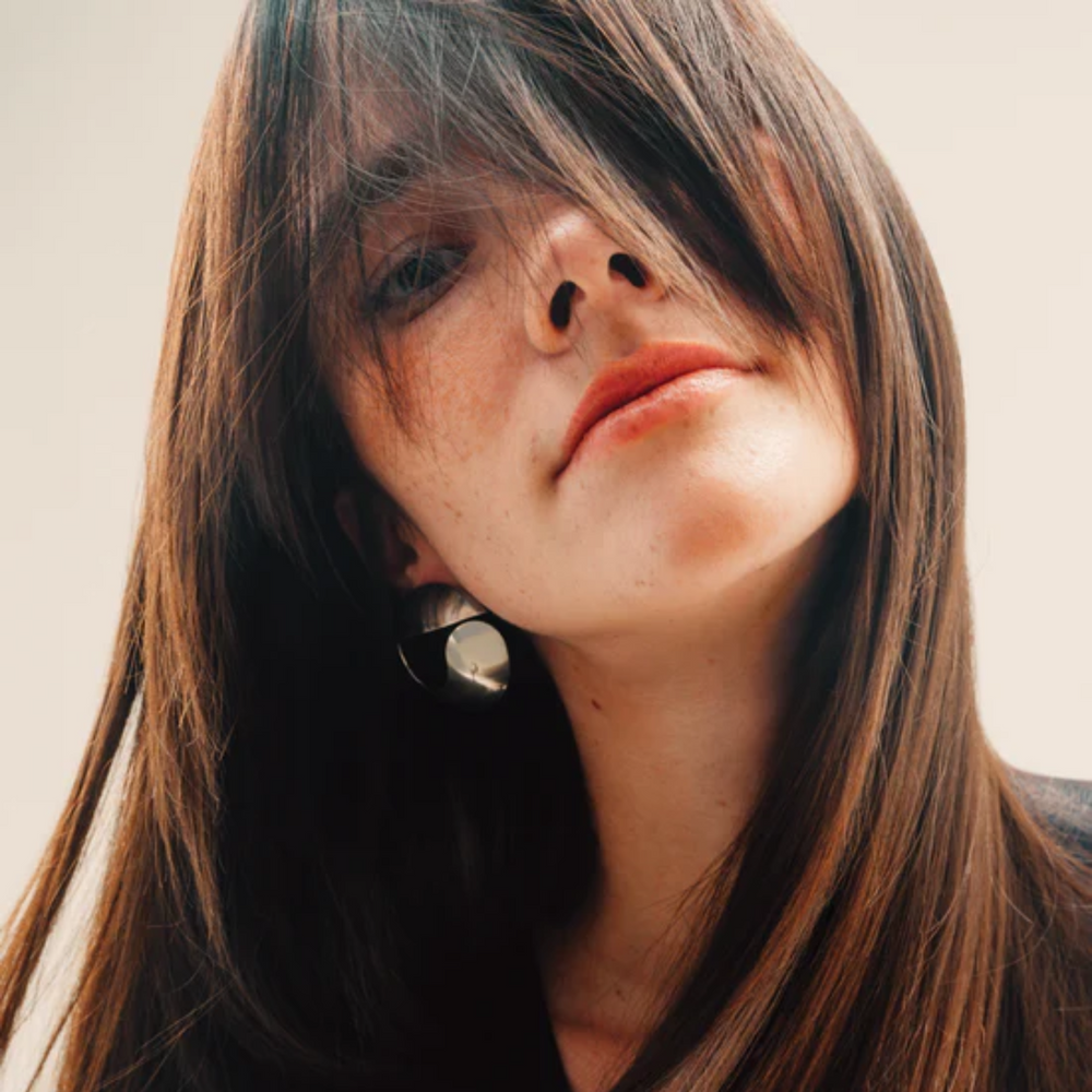 Flacon AG Care Vita C Strengthening Shampoo sur fond neutre, cheveux doux et brillants